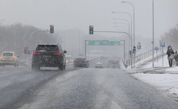 Zima nie odpuszcza. Na ulicach Warszawy kilkadziesiąt posypywarek