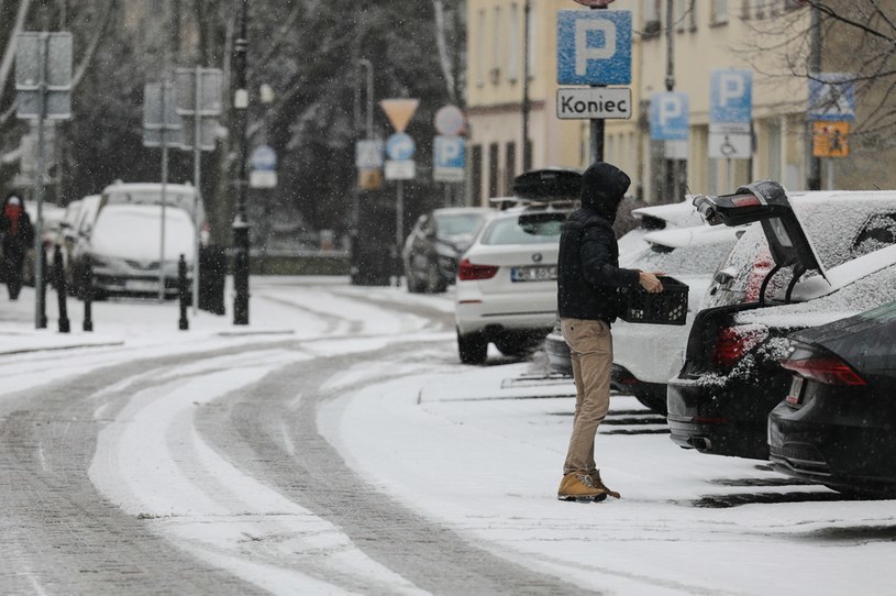 Zima nie odpuszcza, w wielu rejonach kraju można spodziewać się śniegu /Andrzej Hulimka  /Agencja FORUM