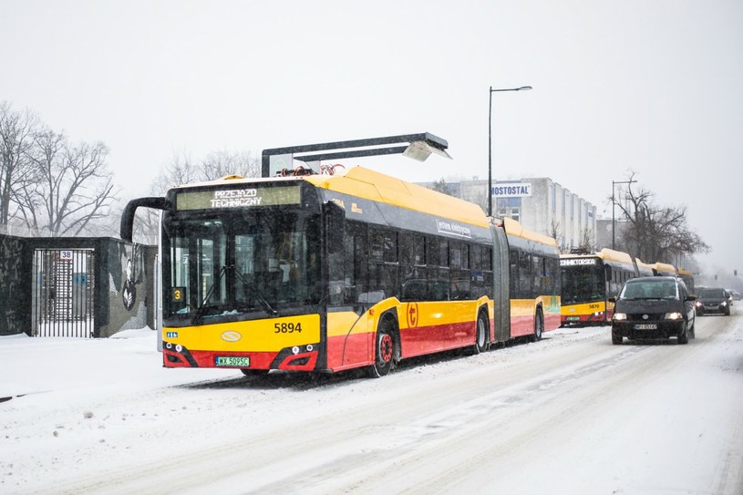 Zimą o ogrzewanie elektrycznych autobusów dba webasto spalające olej napędowy... /Adam Burakowski/REPORTER /Agencja SE/East News