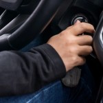 Zimą odpalaj silnik na dwa razy. W ten sposób unikniesz awarii