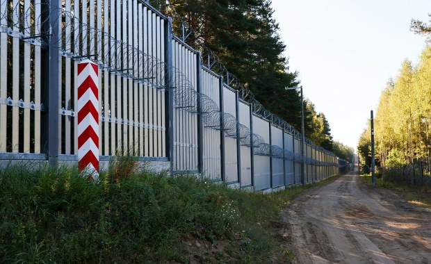 Zima opóźniła prace, ale zapora powstanie. Czterometrowy płot na granicy