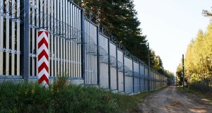 Zima opóźniła prace, ale zapora powstanie. Czterometrowy płot na granicy