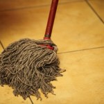 Zimą podłogi myję tylko tym. Usuwa zacieki i osad z soli