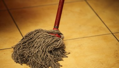 Zimą podłogi myję tylko tym. Usuwa zacieki i osad z soli