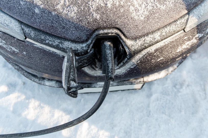 Zimą samochody elektryczne mają mniejszy zasięg. Naukowcy wyjaśniają o ile. /123RF/PICSEL
