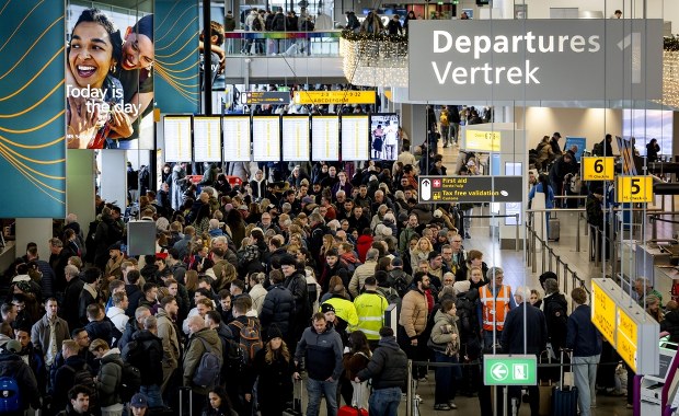 Zima sparaliżowała lotnisko Schiphol. Setki odwołanych lotów
