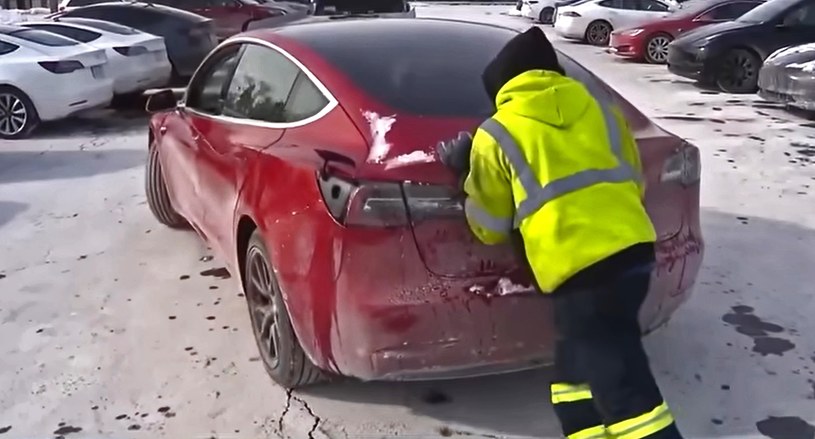 Zima sparaliżowała samochody elektryczne. Tesle utknęły przy ładowarkach /YouTube/FOX 32 Chicago /