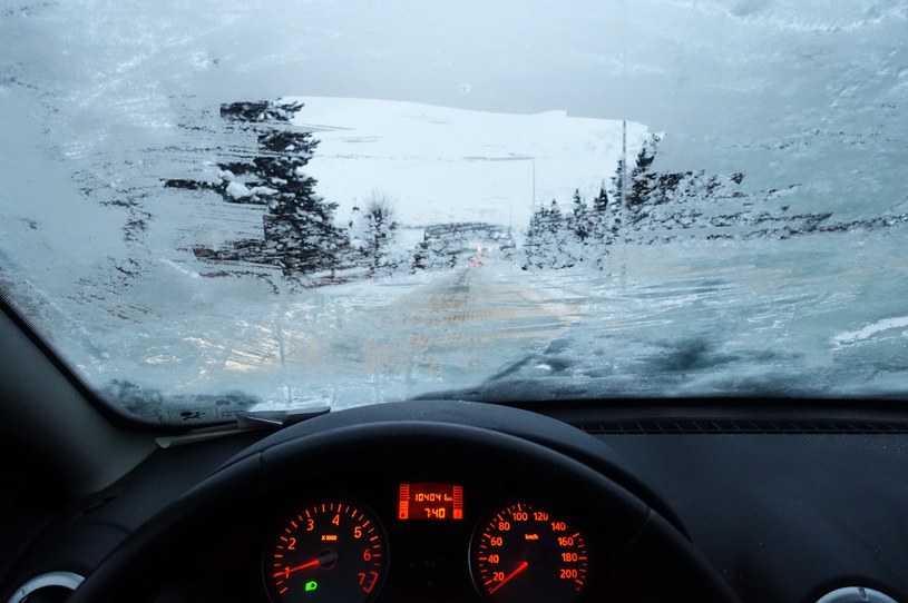 Zimą szyba może zamarznąć z obu stron. To szczególnie uciążliwe, ale kierowca musi przed ruszeniem w drogę dokładnie ją oczyścić /Getty Images