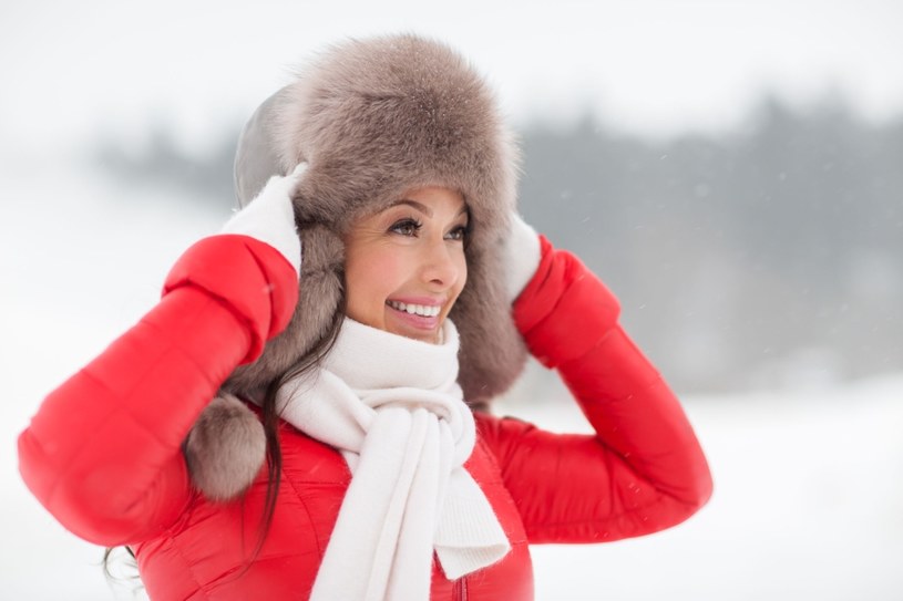 Zimą temperatury często są bardzo niskie, dlatego warto mieć w szafie ciepłe ubrania /123RF/PICSEL