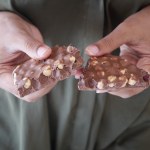 Zimą to najlepsza słodka przekąska. Dlaczego warto jeść czekoladę z orzechami?