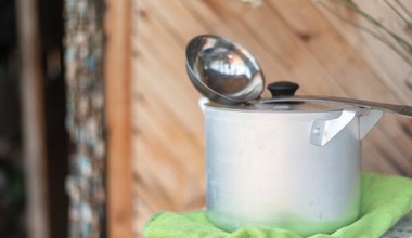 Zimą trzymasz garnki z jedzeniem na balkonie? Skutki mogą być opłakane