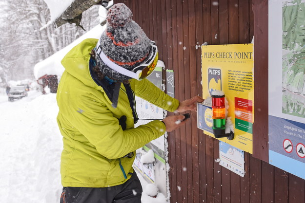 Zima w Kuźnicach w Zakopanem. W całych Tatrach obowiązuje czwarty stopień zagrożenia lawinowego /Jan Niedziałek /PAP