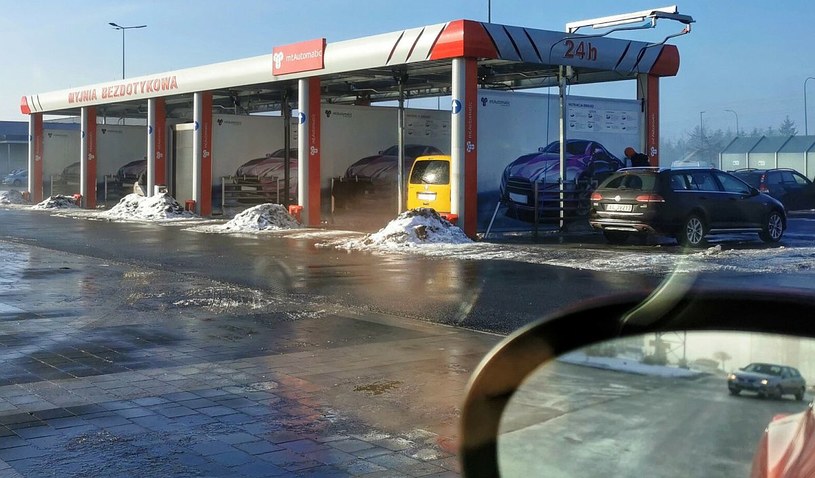 Zimą warto systematycznie myć samochód - sól i wilgoć to idealne warunki dla rozwoju korozji /ANDRZEJ ZBRANIECKI /Agencja SE/East News