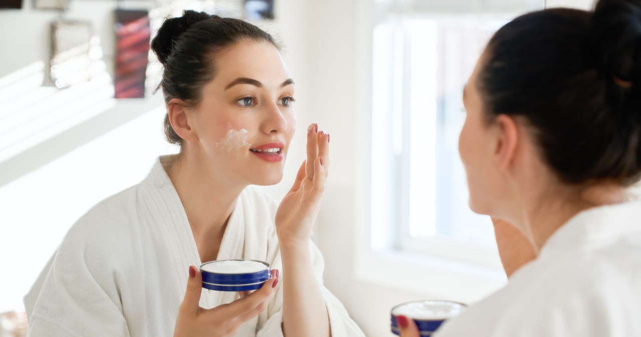 Zimą warto zmienić nawyki pielęgnacyjne twarzy. Nawilżenie to podstawa. /123RF/PICSEL