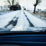 Zima wróciła. Kierowcy muszą uważać na śnieg na drogach
