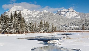 Zima wróciła w Yellowstone. Śnieżyce kontrastują z piekielnym żarem w USA