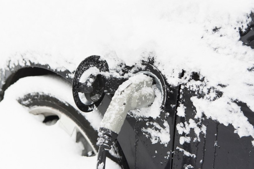 Zimą życie właściciela auta elektrycznego nie jest usiane różami /AFP