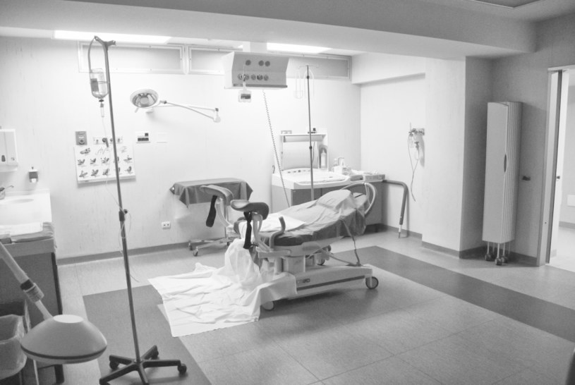 Zimna i bezduszna sala szpitalna to koszmar wielu kobiet /123RF/PICSEL