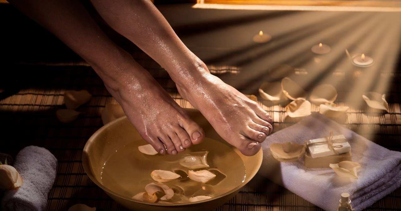 Zimna kąpiel dla stóp po okładzie /123RF/PICSEL