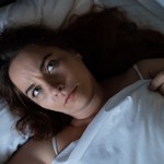 Zimna woda wieczorem i kołdra obciążeniowa. Czyli jak lepiej zasnąć, na chłodno, ale z kołdrą