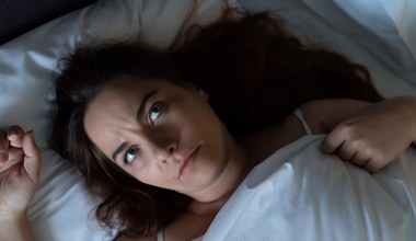 Zimna woda wieczorem i kołdra obciążeniowa. Czyli jak lepiej zasnąć, na chłodno, ale z kołdrą