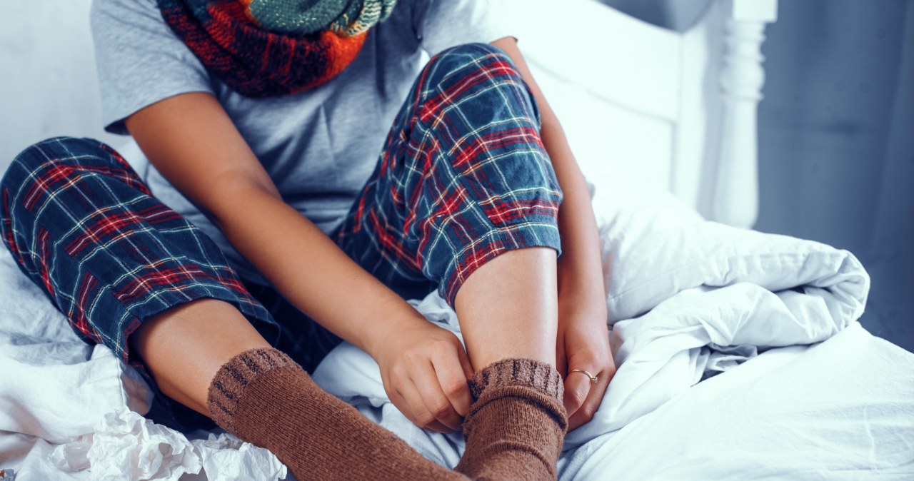 Zimne dłonie i stopy nie zawsze są błahostką. U seniorów mogą być sygnałem problemów z krążeniem, tarczycą lub niedokrwistości /123RF/PICSEL