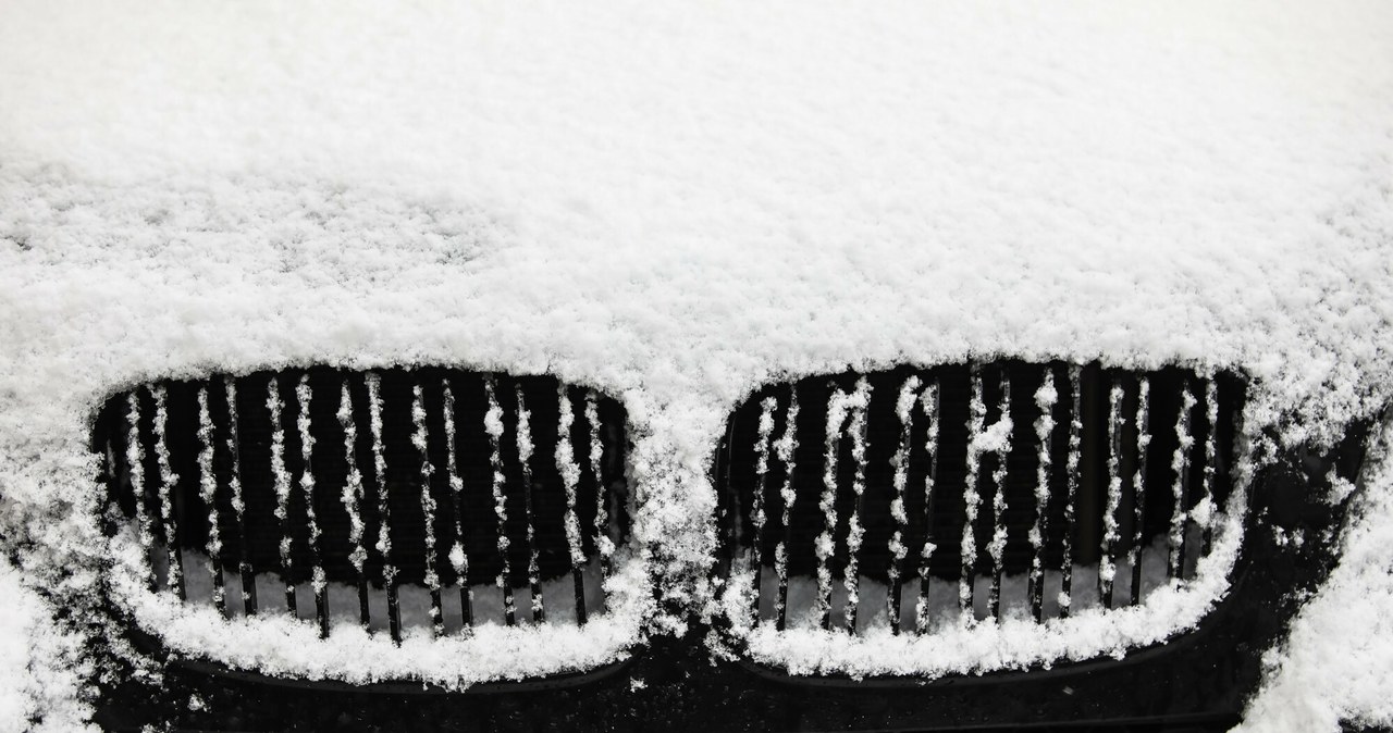 Zimne powietrze wpadające przez grilla spowalnia proces rozgrzewania silnika zimą /Adam Burakowski /East News
