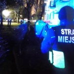 straż miejska "Zimno, boli". Kobieta leżała na trawie przed blokiem, wypadła z drugiego piętra