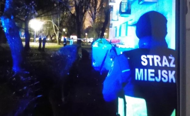 "Zimno, boli". Kobieta leżała na trawie przed blokiem, wypadła z drugiego piętra