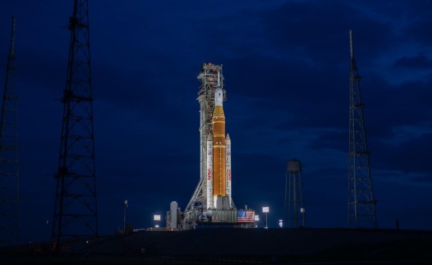 Zimno, wycieki i techniczne przeszkody. NASA znów przesuwa lot wokół Księżyca