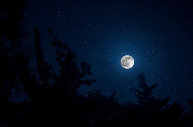 Zimny Księżyc pokaże się na niebie 8 grudnia. Na czym polega to zjawisko?