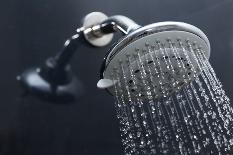 Zimny prysznic może błyskawicznie pobudzić /123RF/PICSEL