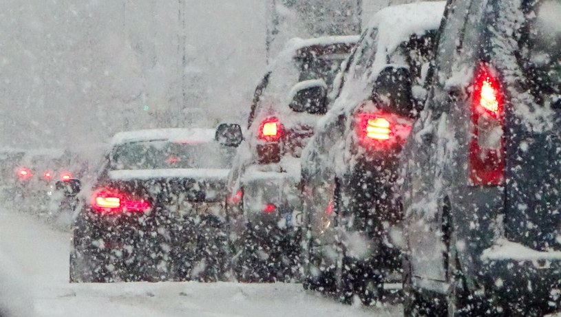 Zimowa aura może przyczynić się do większego apetytu naszego auta na paliwo. /Piotr Kamionka/REPORTER /East News