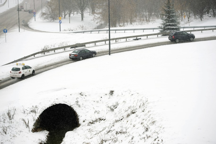 Zimowa aura uprzykrza życie kierowcom /Wojciech Pacewicz /PAP