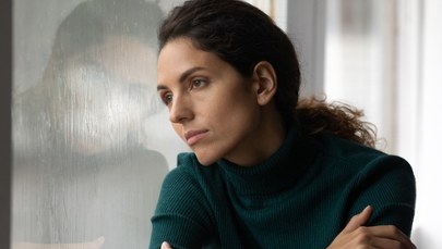 Zimowa depresja. Jakie są objawy? Ekspert o sposobach leczenia