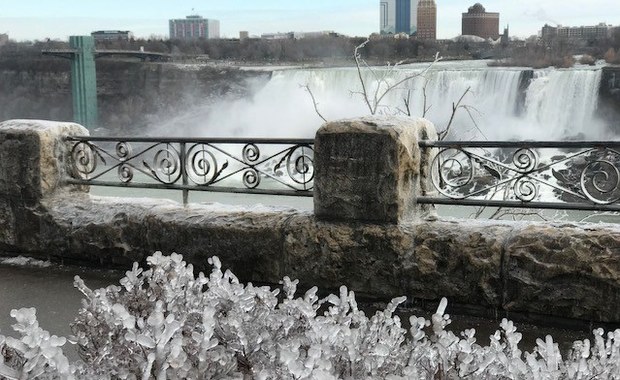 Zimowa odsłona Niagary. Zapiera dech w piersiach