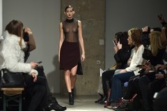 „Zimowa” paryska moda: Krótkie płaszcze i… mini-spódniczki!