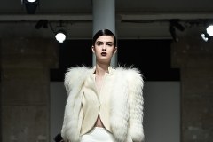 „Zimowa” paryska moda: Krótkie płaszcze i… mini-spódniczki!