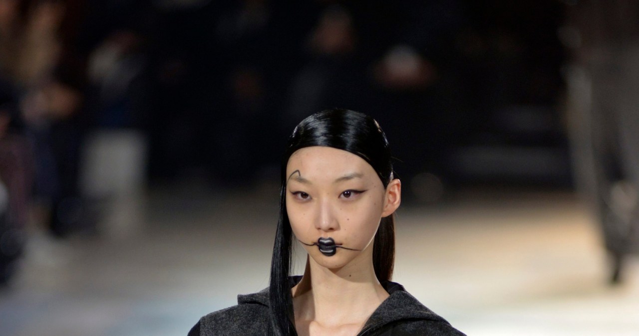 „Zimowa” paryska moda: Krótkie płaszcze i… mini-spódniczki!