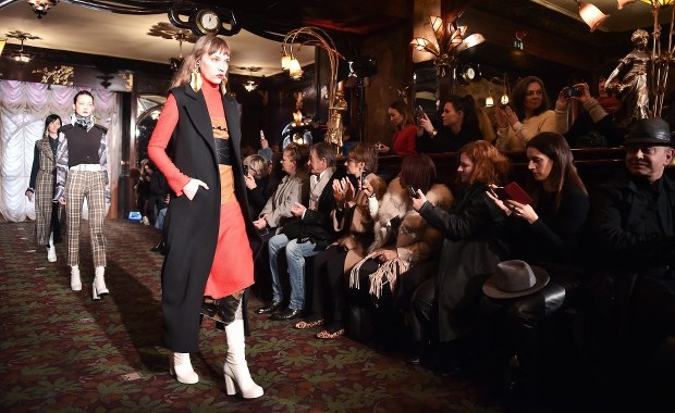 "Zimowa" paryska moda: Krótkie płaszcze i… mini-spódniczki!