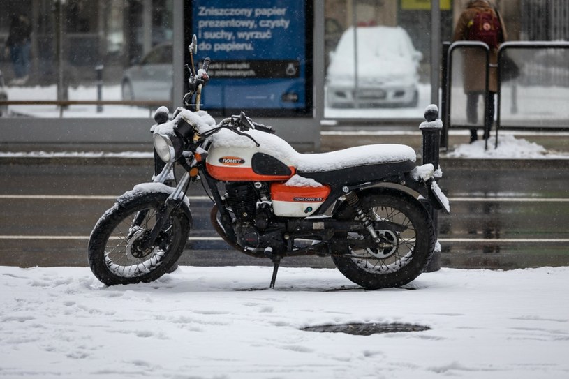 Zimowanie motocykla pod gołym niebem to nie jest najlepsze rozwiązanie /ARKADIUSZ ZIOLEK /East News