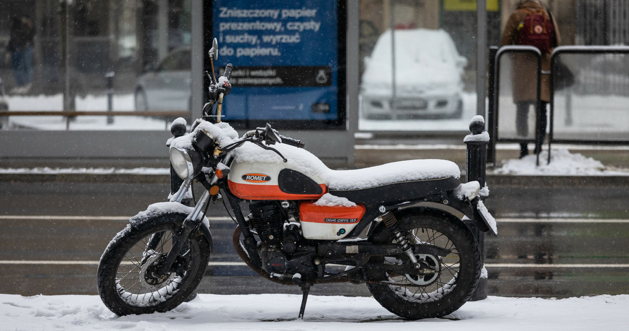 Zimowanie motocykla pod gołym niebem to nie jest najlepsze rozwiązanie /ARKADIUSZ ZIOLEK /East News