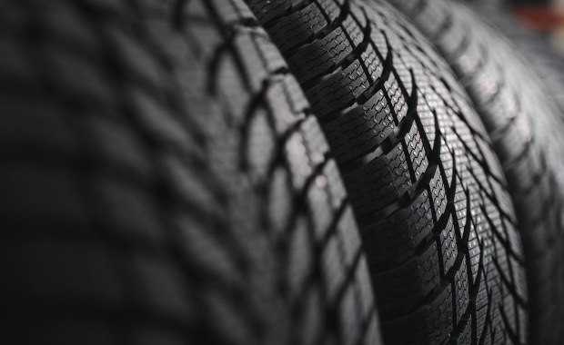 ​Zimowe czy całoroczne? Które opony wybrać na łagodne zimy?