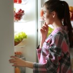 nocne podjadanie Zimowe wieczory i ciągłe "coś bym zjadła". Skąd bierze się ta ochota na podjadanie?