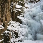 Zimowy cud natury w Karkonoszach. W mroźne zimy zamienia się w lodospad