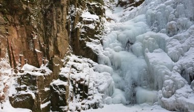 Zimowy cud natury w Karkonoszach. W mroźne zimy zamienia się w lodospad