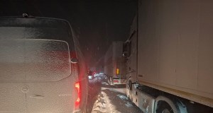 Zimowy koszmar na S7. Kierowcy od wielu godzin tkwią w korku