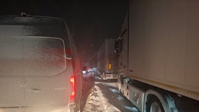 Zimowy koszmar na S7. Kierowcy od wielu godzin tkwią w korku