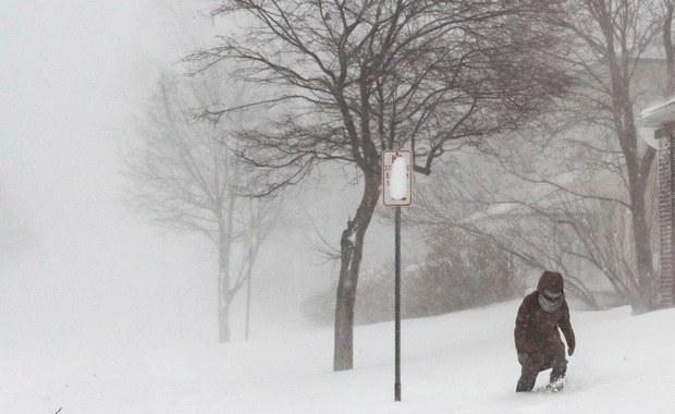 Zimowy paraliż w USA: Służby ratownicze utknęły w śniegu, ludzie zamarzali w autach