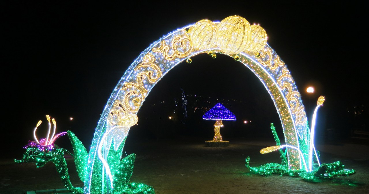Zimowy Park Świetlnych Iluminacji i Postaci Bajkowych od kilku lat jest jedną z najpopularniejszych zimowych atrakcji w Muszynie /East News